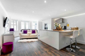 Luxury 1 Bed Apartment with Private Terrace & Parking - Heart of Wanstead Village